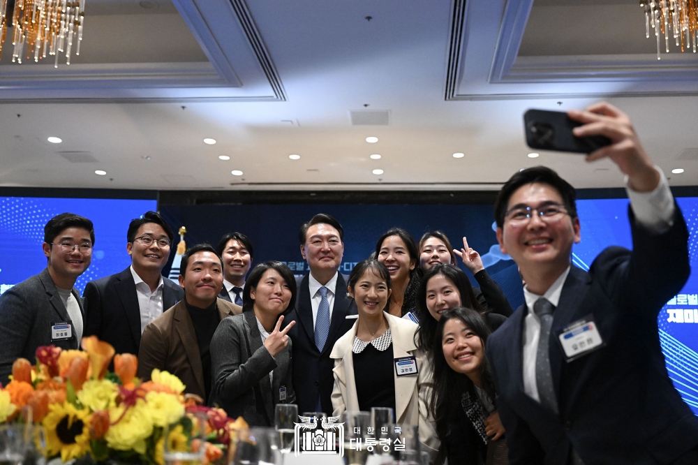 "우리나라 스타트업들이 더 넓은 운동장에서 도전하고 꿈을 마음껏 펼칠 수 있도록 적극 지원할 것" https://president.go.kr/president/speeches/fDRsJY6R @출처 대통령실 홈페이지 바로가기 재미 한인 미래세대와의 대화 모두 발언 도전과 혁신의 아이콘 실리콘밸리에서 새로운 기회에 도전하시는 여러분들을 이렇게 만나니까 저도 아주 반갑고 기쁠 뿐 아니라 힘이 나는 것 같습니다. 여기 들어오는 길에 부스에서 시연을 좀 봤습니다. 혁신적인 아이디어에 기반한 스타트업의 활약을 체감할 수 있었습니다. 여러분의 인생과 미래를 걸고 도전을 이어가는 미래세대 여러분들이 아주 자랑스럽고 든든합니다. 저는 한국-프랑스 미래 혁신세대와의 대화, 또 한국-베트남 디지털 미래세대와의 대화, 그리고 인도네시아에서 열린 한-아세안 AI 유스(youth) 페스타 전부 올해 했던 행사들인데 이런 걸 통해서 미래세대의 혁신과 도전을 우리 정부가 뒷받침하겠다고 약속한 바 있습니다. 그리고 정부는 이를 실현하기 위해 우리 미래세대 연구자들이 세계 최고를 지향하는 혁신적인 연구에 실패 걱정 없이 도전할 수 있도록 우리나라의 R&D 정책을 지금 바꿔나가는 중입니다. 특히 세계 최우수 연구자들과의 글로벌 연구 협력 기회를 크게 확대하고, 해외 연구자는 대한민국 정부의 R&D에 참여할 수 없었던 제한도 지금 없애고 있는 중입니다. 이를 통해서 이곳 샌프란시스코를 비롯한 세계 곳곳에서 활약하고 있는 한인 미래세대 연구자들이 세계적인 연구자로 성장할 수 있도록 국적에 관계 없이 뒷받침하겠습니다. 아울러 우리나라의 스타트업들이 더 넓은 운동장에서 도전하고 꿈을 마음껏 펼칠 수 있도록 적극 지원할 것입니다. 우리나라의 해외 진출 스타트업 중 37.6%가 북미로 진출하고, 그 중의 약 절반 정도가 실리콘밸리로 진출하고 있습니다. 우리 기업들을 지원하기 위해 이곳에 센터를 운영 중인 13개 기관의 다양한 지원 정보를 한 곳에서 편하게 확인할 수 있도록 정부 포털을 구축할 것입니다. 또 우리 기업들이 필요로 하는 각종 서비스가 맞춤형으로 지원될 수 있도록 시스템을 잘 만들어 나가겠습니다. 참여하신 분들 중에는 이미 놀랄만한 성취를 얻으신 분도 있고, 또 새로운 혁신가의 꿈을 키우고 있는 분들도 있습니다. 서로 협력해서 여러분들이 더 큰 성취를 이뤄내고 또 글로벌 무대에서 아이디어와 열정으로 도전해주시기를 바랍니다. 여러분들이야말로 바로 대한민국과 또 세계를, 밝은 미래를 만들어줄 주역입니다. 혁신의 주역입니다. 여러분의 도전을 저는 강력히 지지하고 응원하겠습니다. 고맙습니다.